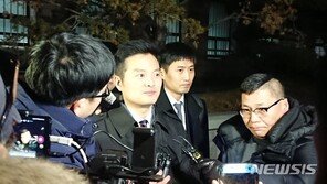 김태우 전 수사관 첫 재판…혐의 전면 부인
