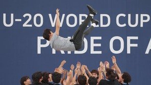 [퇴근길 한 컷]U-20 대표팀 선수들 헹가래에 높이 날아오른 정정용 감독