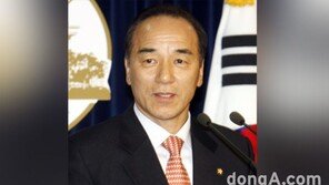 김충환 전 의원, 낫으로 현수막 훼손…현행범 체포