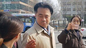 ‘손석희 고소’ 김웅, 검찰 출석…공갈미수 혐의 등 조사