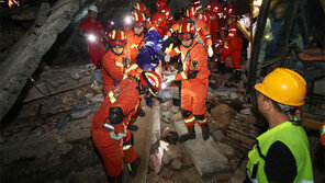 中 쓰촨성 강진… 건물 80채 붕괴 13명 숨져