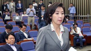 한국당, 여권에 ‘맹폭’…손혜원·양정철·문다혜에 드루킹까지 등장