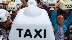 [퇴근길 한 컷] 택시캡 들고 ‘타다 퇴출’ 촉구하는 기사들