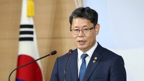 김연철 “대북 쌀 지원예산 1270억원…해로 통해 전달”