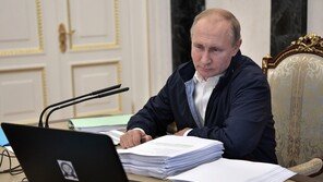 “지금 전화하세요” 최악 지지율 기록한 푸틴, ‘국민과의 대화’ 생방송 진행