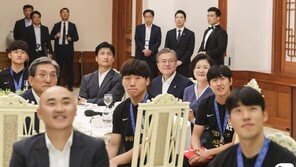 文대통령 국정지지율, 긍·부정 모두 45%…“외교·北관계개선 잘해”