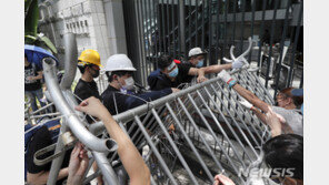 홍콩 시위대, 입법회·경찰본부 봉쇄…인도법 완전철회 요구