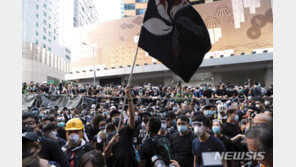 홍콩 법무장관 “기소는 법에 따라”…시위대 불기소 요구 거절