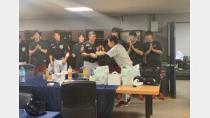 “승리가 선물” 이강철 감독의 하루 늦은 생일파티