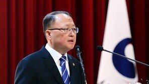 ‘文정부 초대 국세청장’ 한승희 “납세자 입장에서 역지사지해야”