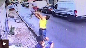 아파트서 떨어지는 두살배기 받은 17세 ‘터키 영웅’