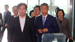 한국당 “北어선 의혹 밝혀라” 軍항의 방문…‘셀프조사’ 우려