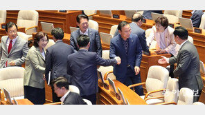 특위위원장 ‘딜’로 정상화 첫발… 추경-경제원탁회의 ‘뇌관’ 여전