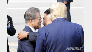 “오늘 중심은 미북”…악수만 하고 자리 양보한 文대통령