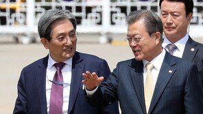 靑 참모들 일제히 “역사적인 하루”…조국 “사실상 종전선언”