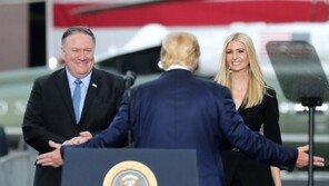 트럼프식 유머? 딸과 폼페이오 ‘미녀와 야수’로 불러