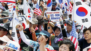 보수단체들, 판문점 회담에 ‘역변’…“트럼프 환영”→“쇼에 불과” 평가절하