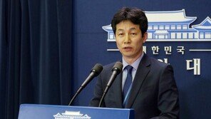 ‘文 측근’ 윤건영, 남북미·북미 회동 막후역할 눈길