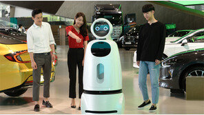 현대차 안내하는 LG 클로이 로봇