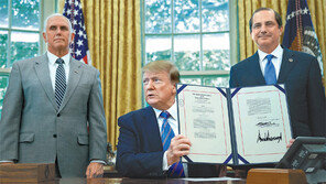 이민자 지원법 서명한 트럼프 “불법이민 단속”