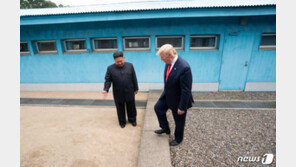 판문점 ‘깜짝 회동’ 놓고 美 정치권 공방 가열…“최악의 날” vs “노벨평화상 타는 길”