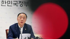홍남기 “日 수출규제, 명백한 경제 보복…맞대응 강구”