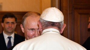 푸틴, 교황과의 세 번째 만남서도 ‘지각’…시종일관 당당, 뻔뻔한 소감까지