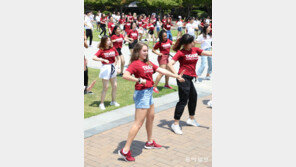 [퇴근길 한 컷]외국인 학생들의 K-POP 플래시몹