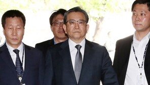 ‘별장 성접대 뇌물’ 김학의 첫 재판…‘팬티 증거’ 공방전