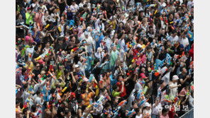 [청계천 옆 사진관] ‘신촌 물총축제’ 평정한 무시무시한 물총은? 