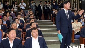 한국당 지지율 하락 원인은…내부 갈등, 지도부 리더십 실종