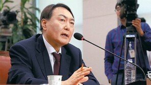 “내가 윤우진에 변호사 소개” 녹취 공개… 野, 위증 공세