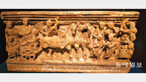 무덤에서 나온 ‘3000년전 현실’… 국립중앙박물관 ‘에트루리아’전