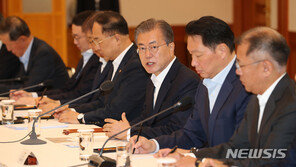 “전례 없는 비상 상황, 근본 대책 필요”…‘탈일본’ 전면에 나선 文