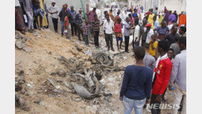 소말리아 호텔서 폭탄·총격테러…현지 기자 등 26명 사망