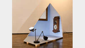 뒤집힌 시계-바닥에 깔린 조명… 낯설고 불편한 ‘일상의 익숙함’