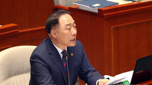 홍남기 “김상조 어제도 만났다…日 경제보복 대응 엇박자 아냐”