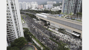 홍콩 행정장관, 사퇴설 일축…시위대 향해 ‘폭도’ 비난