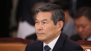 정경두 국방장관 “김원봉, ‘국군 뿌리’로 인정 못 해”