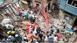 인도 뭄바이서 4층 건물 무너져 최소 50명 매몰