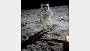 ‘아폴로 11호’ 우주비행사들, 발사대 다시 섰다…달 착륙 50주년 기념