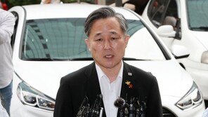 표창원 경찰 출석 “국회의원도 국민…한국당 조사 임해야”
