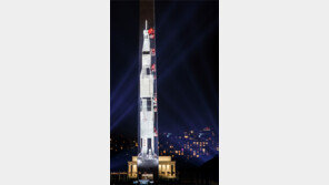 워싱턴 기념탑에 새겨진 아폴로 발사선 ‘새턴 5호’