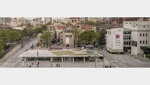 자신을 낮춰 주변을 돋보이게… 키 2.1m 서울도시건축전시관의 미학