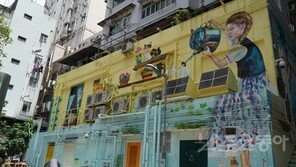 “여행자 발길 멈추는 거리의 예술과 낭만적인 나이트 트램투어”