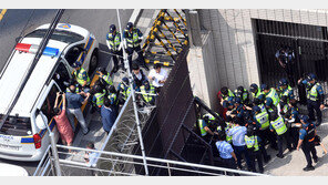 “아베 규탄” 부산 日영사관서 기습시위 대학생 6명 연행