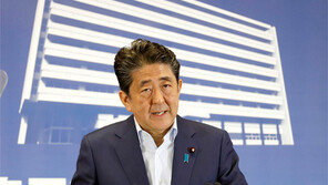 아베 “한국 약속위반” 공격하면서 ‘징용과는 무관’ 주장 반복