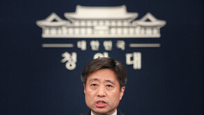 靑, KBS·조선·중앙 보도 일일이 거론하며 “분명한 허위 사실”