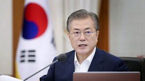 文대통령 “檢, 살아있는 권력에도 엄정해야”…윤석열에 임명장