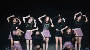 트와이스, 첫 미주투어서 4만여팬 동원…떼창 호응